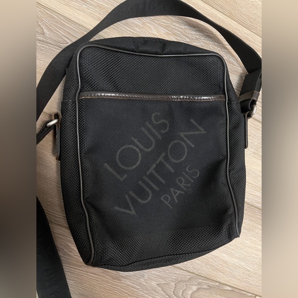 Authentic LOUIS VUITTON Black Damier Geant Canvas Citadin Messenger Bag - Picture 2 of 13